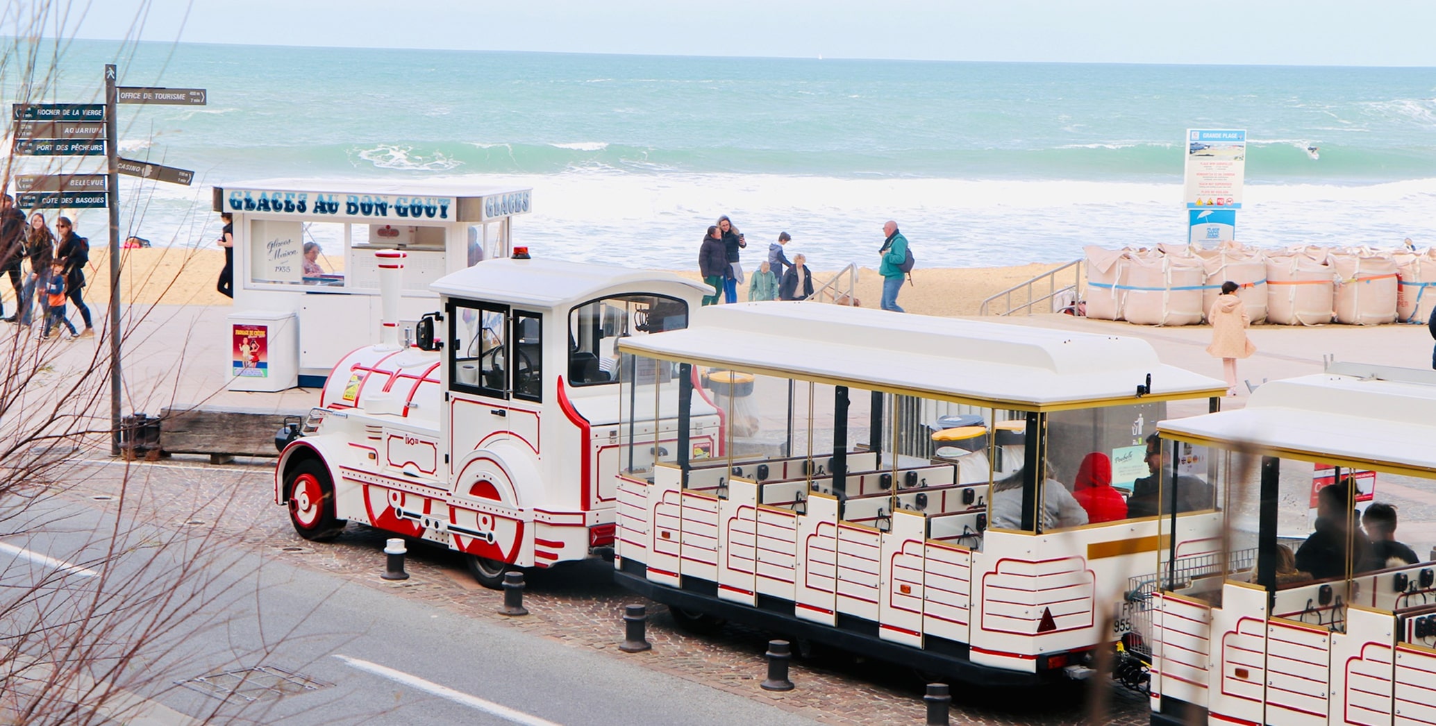Le Petit Train de Biarritz au bord de la Grande Plage